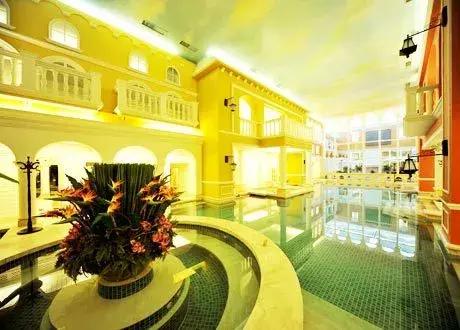 冬日暖阳泡温泉是一件很惬意的事,冬季里泡温泉绝对是一大乐事