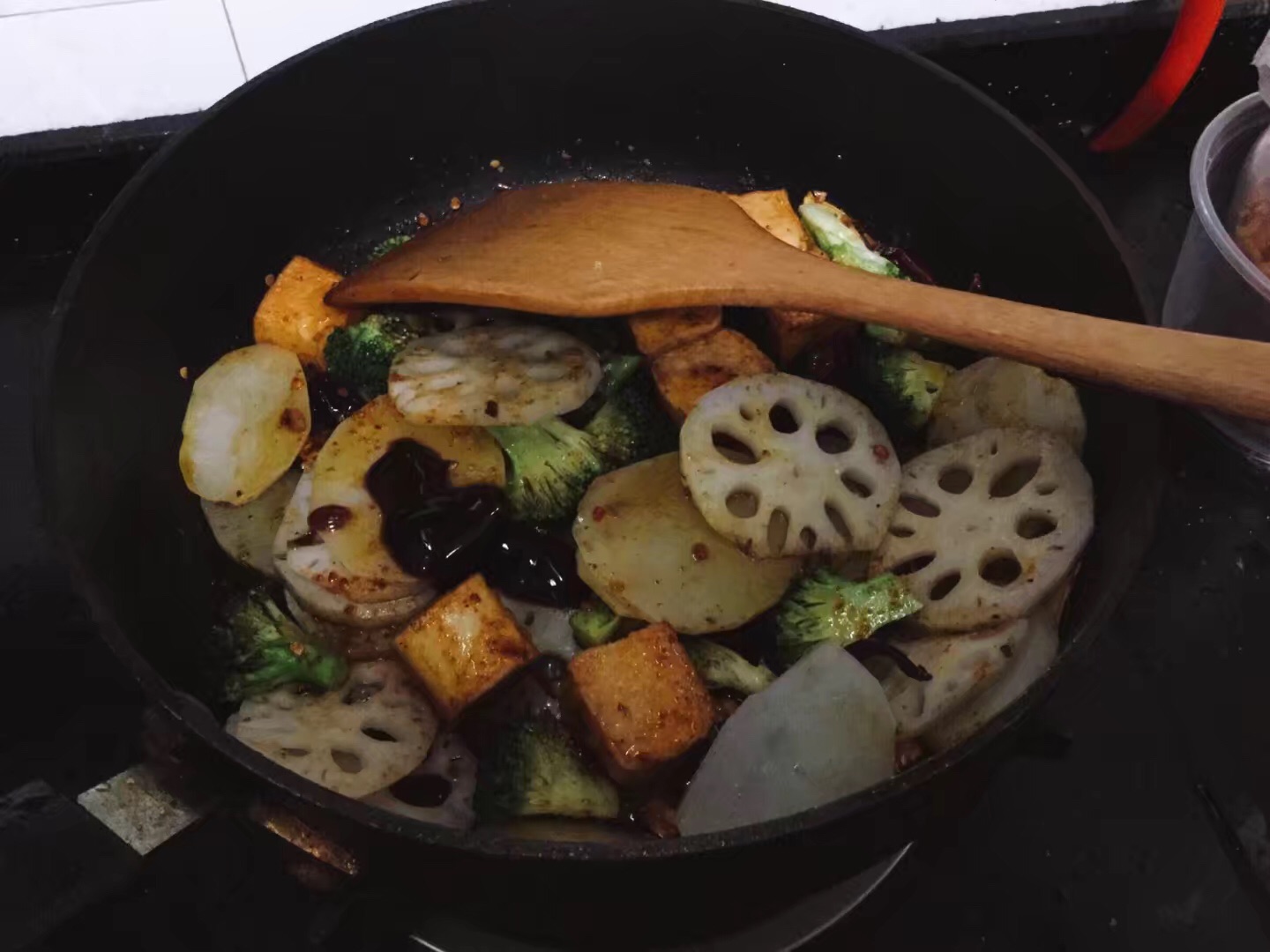 自己在家做麻辣香锅需要什么,自己在家做麻辣香锅都需要什么菜