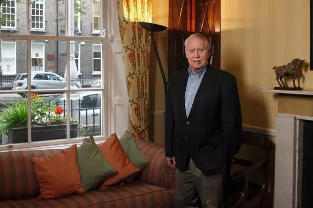 戴15元手表,却秘密捐出560亿:人活到极致,一定是素与简