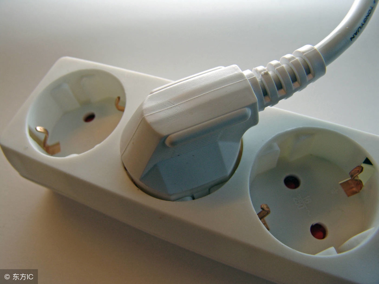 插座插上插头就跳闸怎么回事,家里有一个插座一插就跳闸怎么办