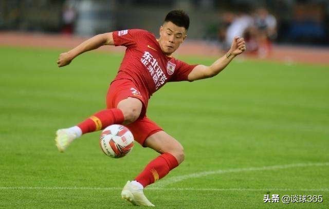 32岁国足锋霸，拒美国国籍为中国效力，妻子是肤白貌美的海归才女