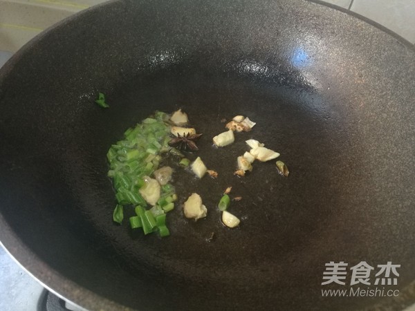 炖排骨之前需不需要把肉先炒一下,炖排骨别再直接焯水教你一招不硬