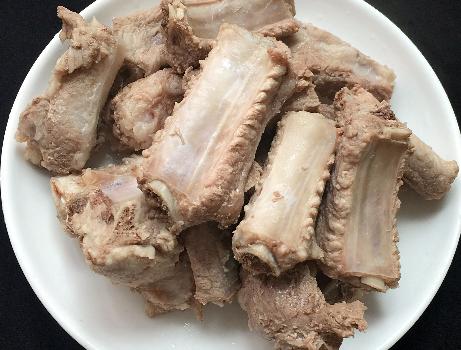 烧排骨加土豆,大厨教你烧排骨