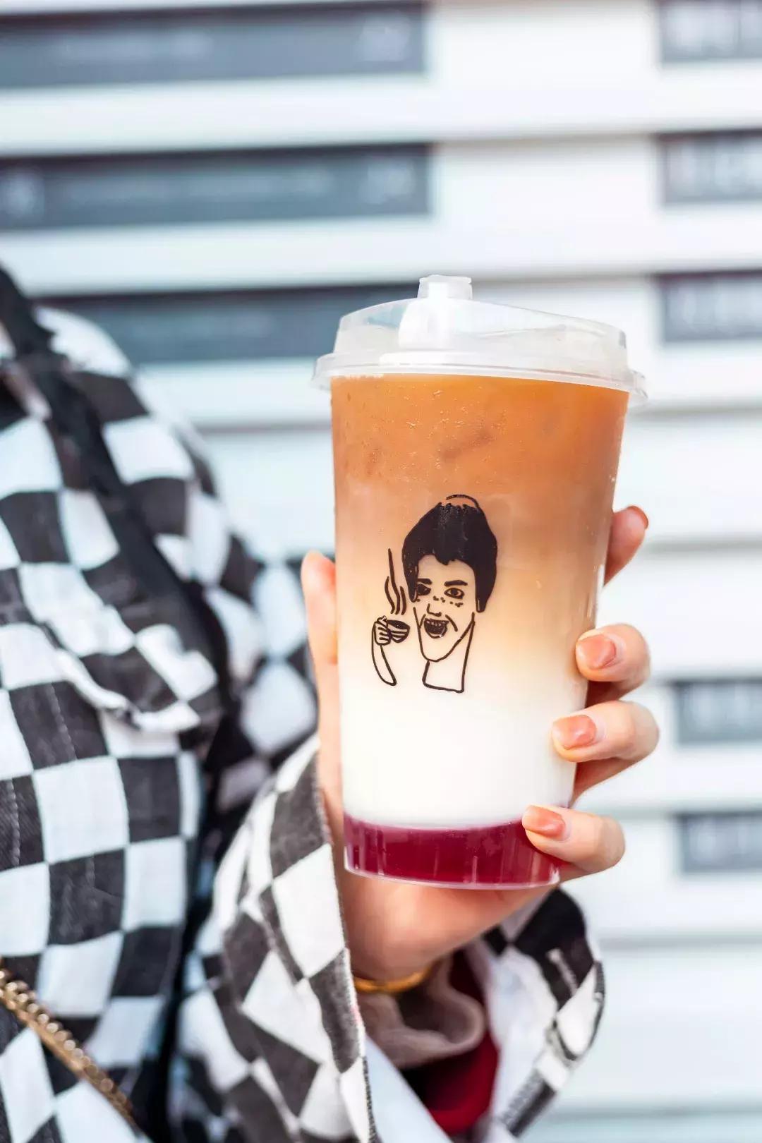 火爆台湾的“丑丑奶茶”首现厦门，拿着5分钟竟被搭讪10次……