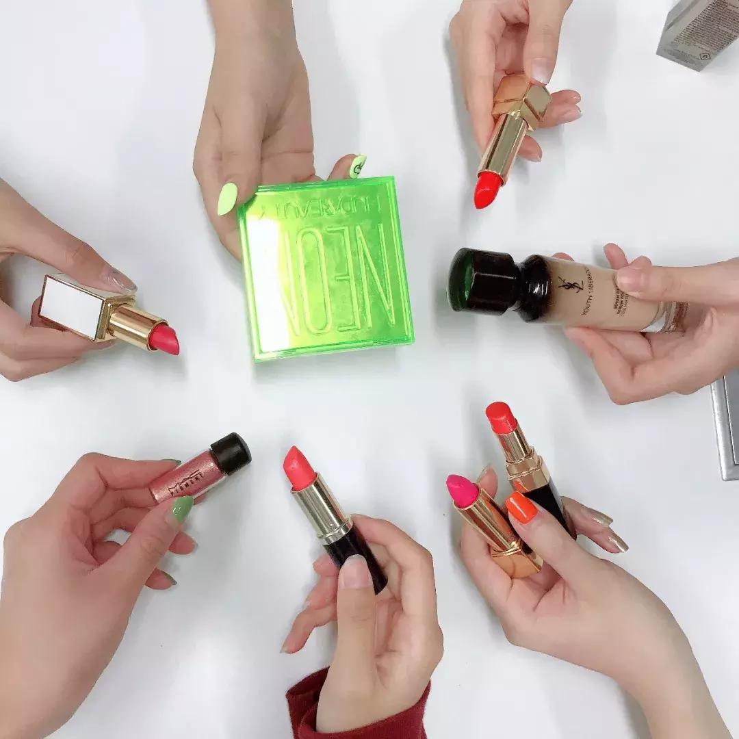 戏精美女同事，竟然用踩雷彩妆给直男化了个妆……