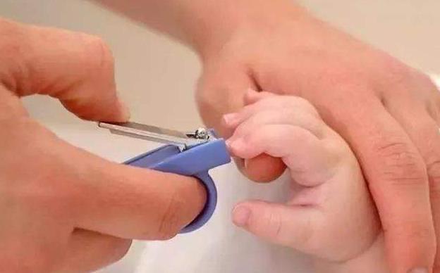 宝宝喜欢挠屁股,宝宝总是挠屁股是有虫子吗