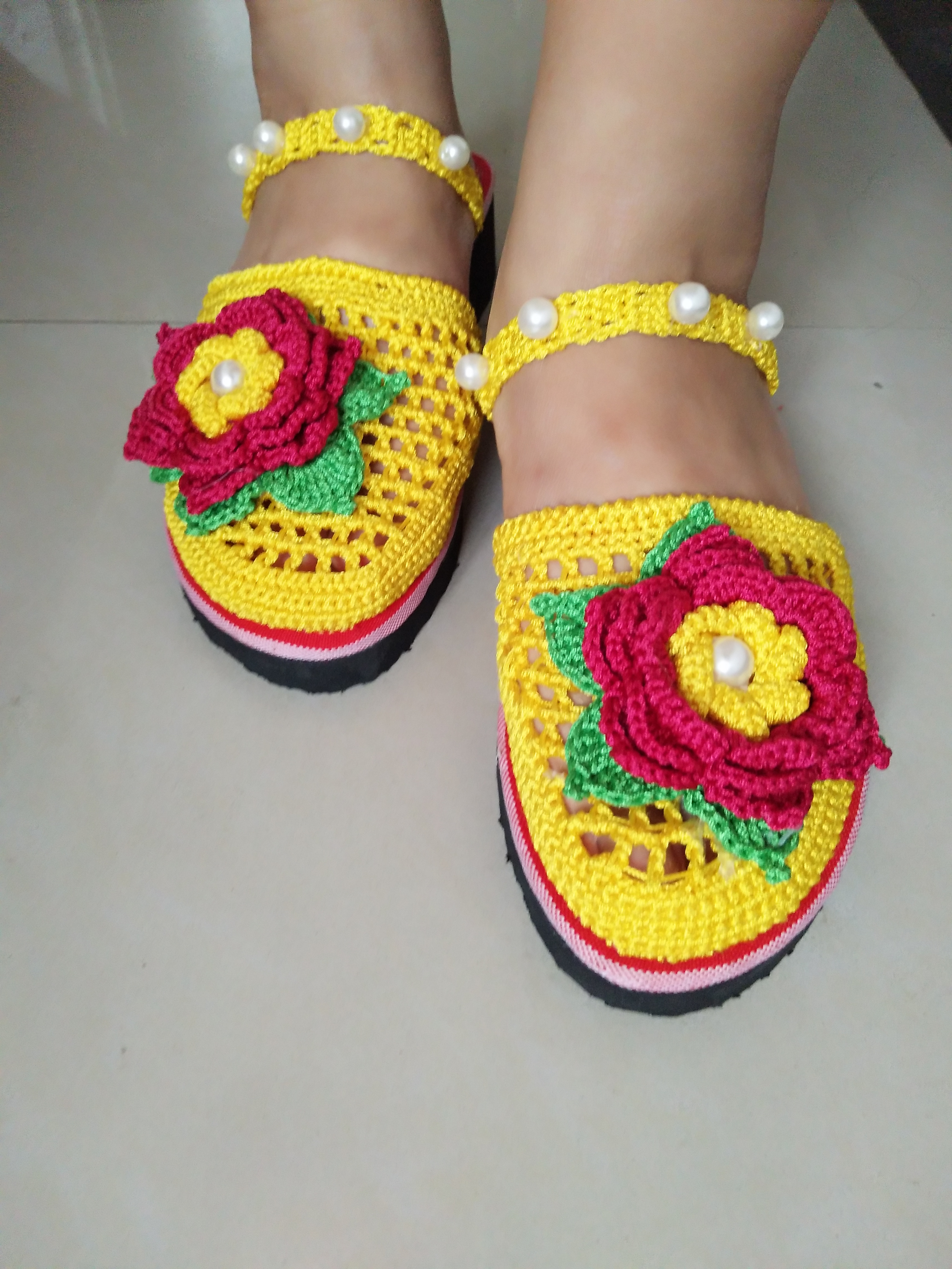 凉鞋鞋垫翘起来可以缝吗,凉鞋鞋垫滑下来怎么办