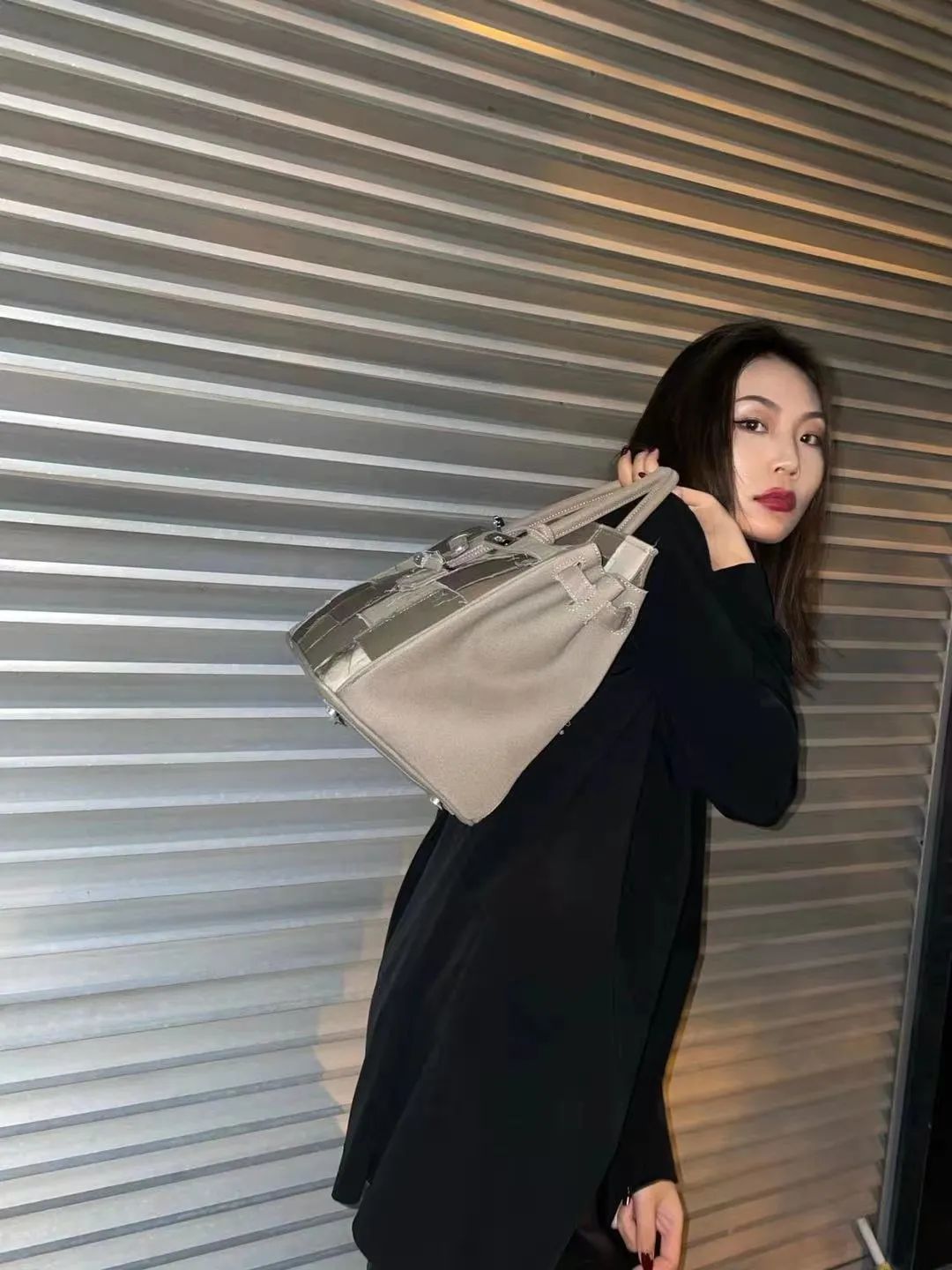 这才爆红一年就这么能“装”了?3w的包一背我都认不出来了…