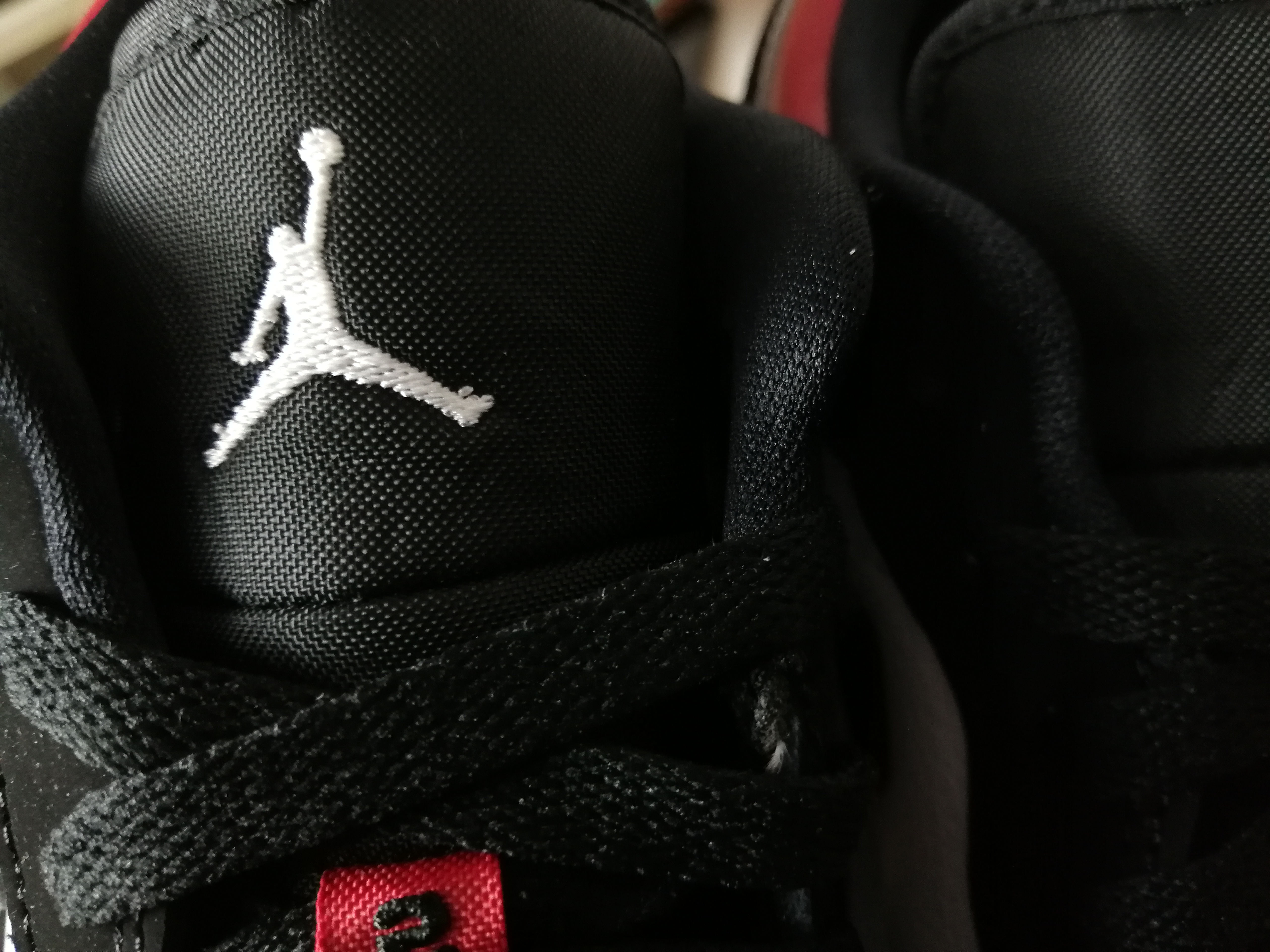 aj1黑黄脚趾低帮二手行情,aj1新款黑红脚趾值得买嘛