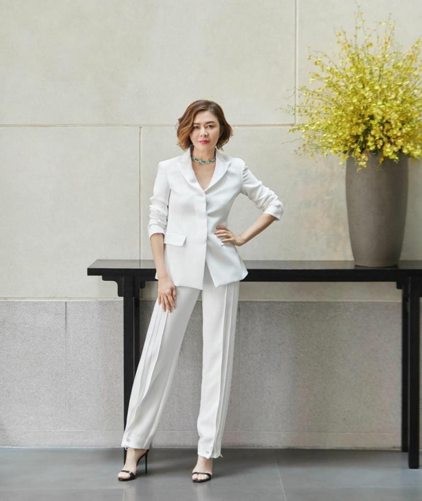 56岁关之琳穿裤裙现身机场,关之琳穿搭太高调了荧光绿针织裙