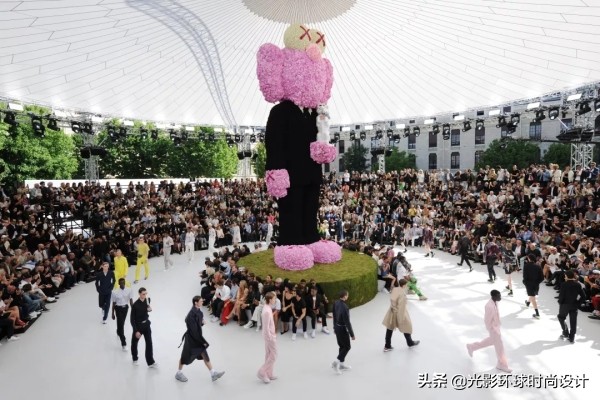 优衣库kaws疯抢官方回应,kaws优衣库被哄抢