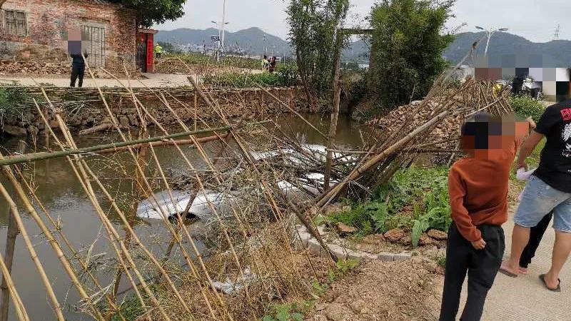 斗门老司机开宝马失误跌落鱼塘！河水灌入车内危在旦夕！急中生智“神”操作脱险！