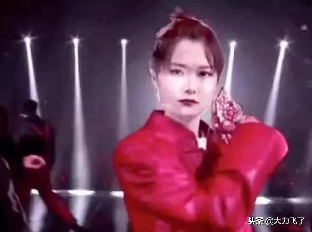 李宇春现场头戴面具,李宇春最新裙装