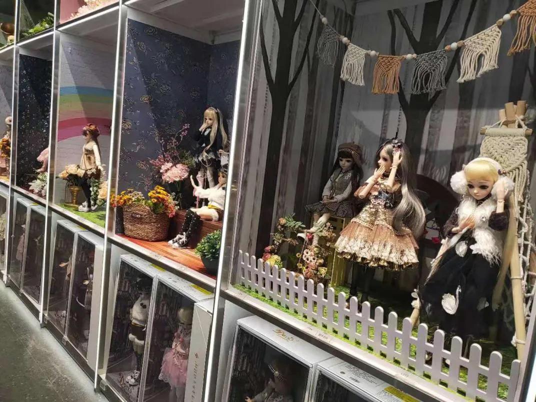 探店｜KK集团潮玩店X11：联名手办火热，背后是年轻人的情绪投射