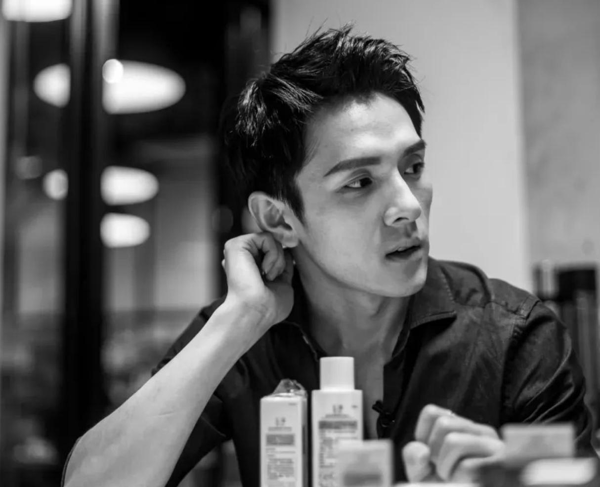 湖南小伙直播卖口红,湖南小伙卖口红暴富