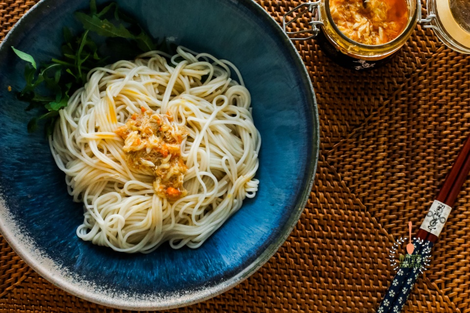 螃蟹买回来活的放一晚死了能吃吗,活螃蟹放到冰箱里冷冻死了能吃吗