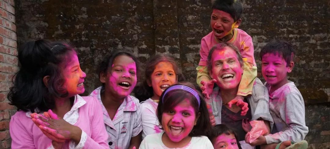 这个男人拍的漫画剪影，小孩看笑了，大人却哭了......