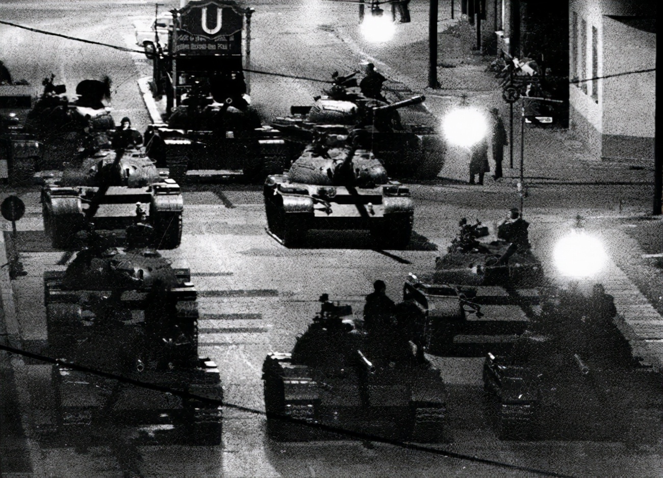 人类接近灭亡的三次事件,查理检查站对峙事件前因后果