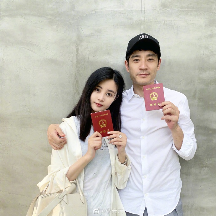李光洁老婆结婚照P图太狠，网友嘲笑是“照骗”