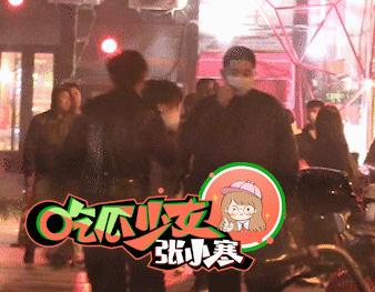 和小鲜肉牵手摸脸，又让人想到他7年前的瓜…