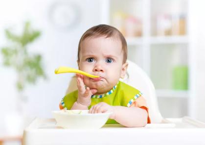 宝宝突然口水特别多一个劲吞咽,婴儿发烧流口水是不是发芽了