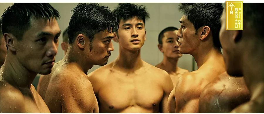 特警秀肌肉训练教学,特警上台表演自己的肌肉