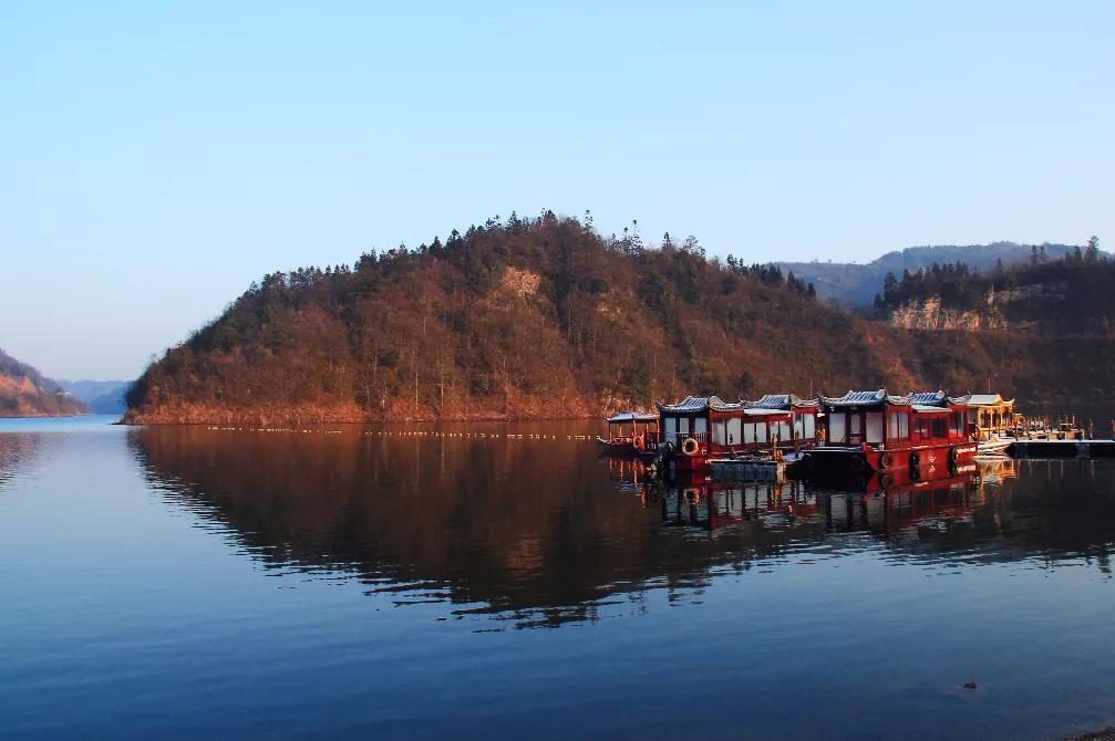 藏着最美秋景，石柱原始森林中的这块“明镜”美绝了！