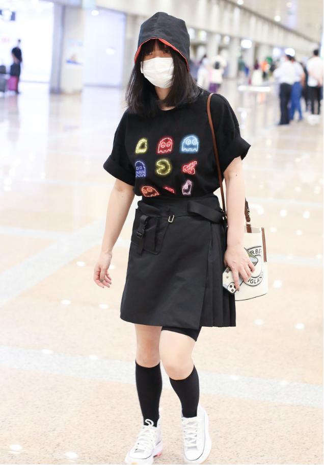 柳岩穿黑色吊带裙现身,柳岩穿吊带裙红裙