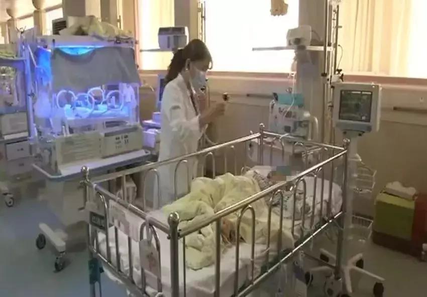 孩子出生一年才发现没屁股,男孩先天无肛出生