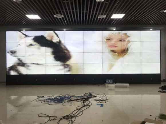 巴中使用1X8LCD无色差拼接屏施工是什么？