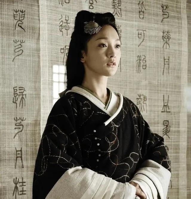 山村老尸和楚人美是同一部电影吗,山村老尸十位演员今昔对比