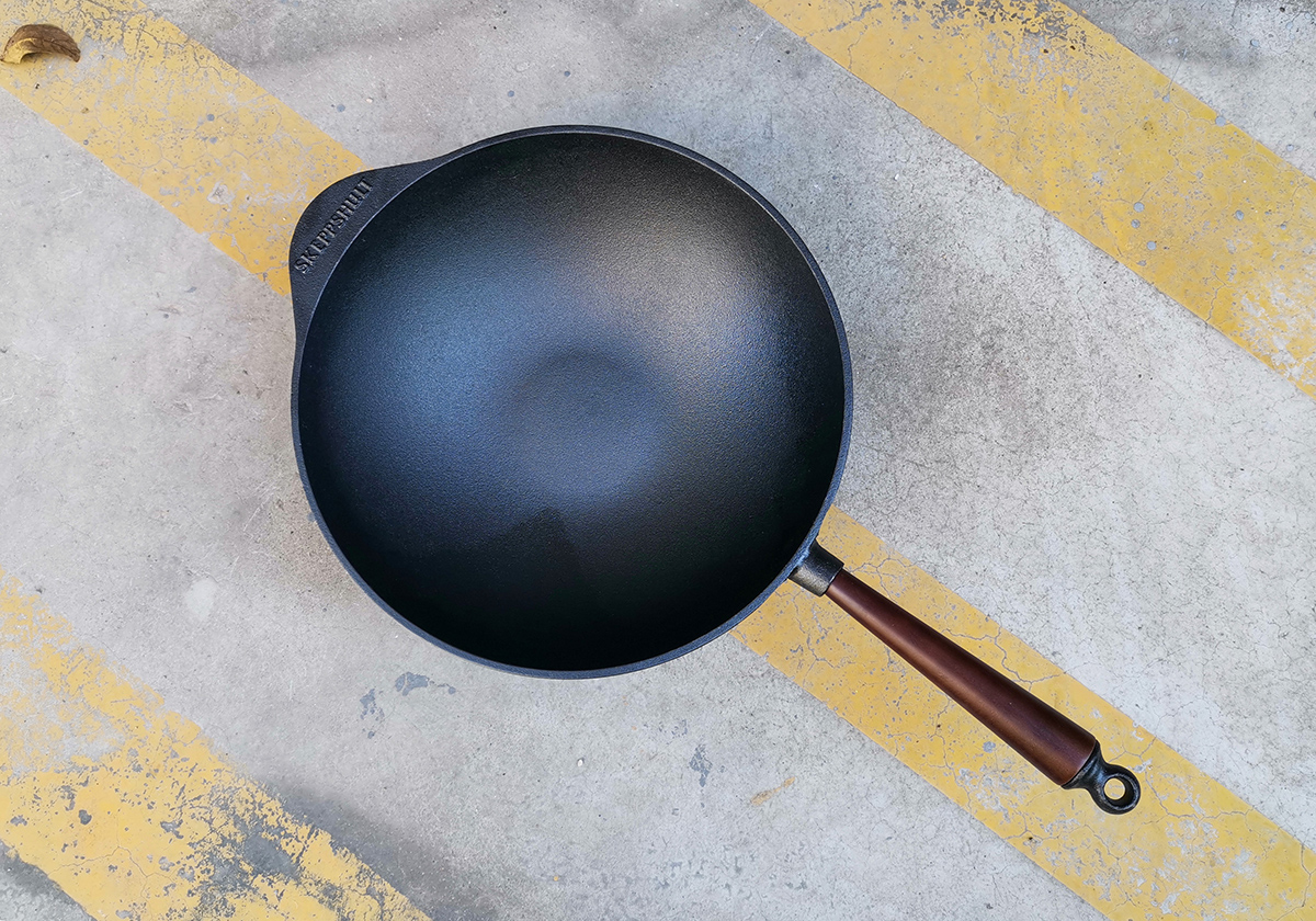 瑞典造的千元铁锅，重4.2公斤，百年核桃木握把，管用一辈子