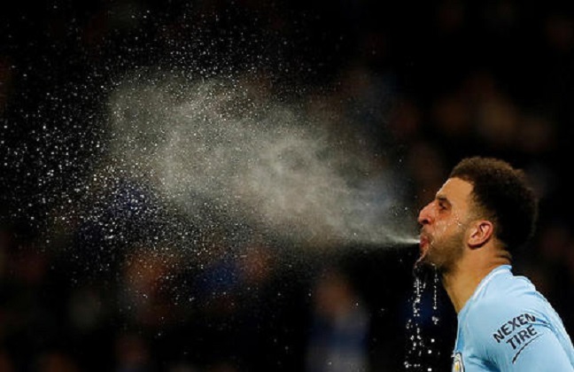 足球运动员为什么要吐饮料,足球运动员喝的水要全部吐出来吗