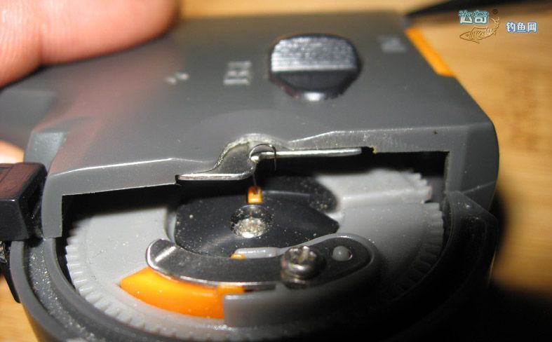 鱼钩手动绑钩器的使用方法,电动绑钩器怎么绑小鱼钩