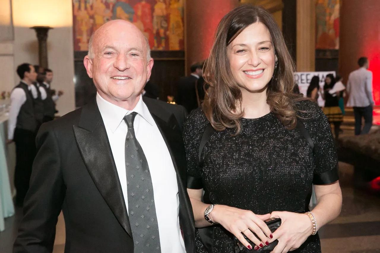 学乐集团继承大戏：CEO突然离世，办公室恋情和意外遗嘱公之于众