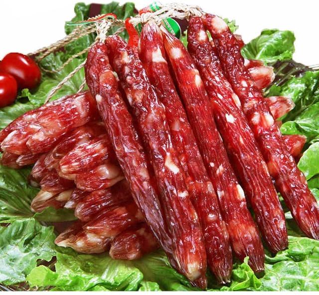 广式腊肠外面肠衣去掉吗,腊肠外面是什么做的