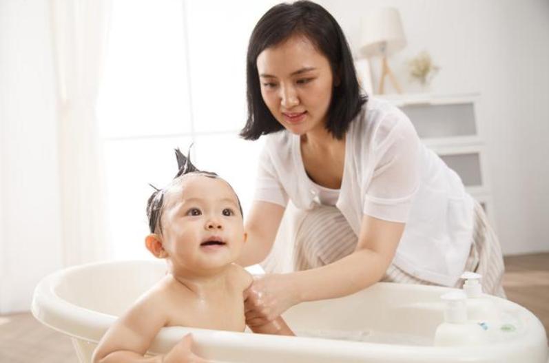 宝宝为什么越长大越害怕洗澡,孩子害怕洗澡怎么让孩子喜欢洗澡
