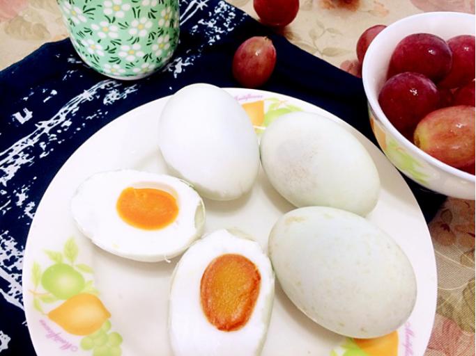 腌咸鸭蛋正确的方法100个放多少盐,腌制咸鸭蛋流油和起沙的几个窍门