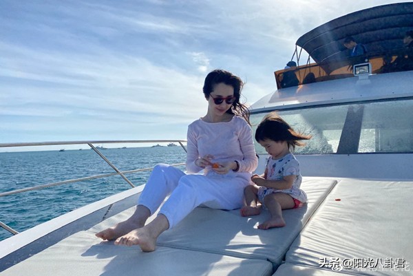 张大奕恶心原配？做与总裁夫人同款上衣，配字：高段位撩人于无形