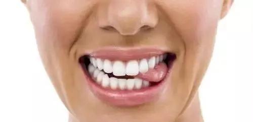 吃饭咬到嘴了是因为想吃肉,吃饭咬到舌头是馋肉吗