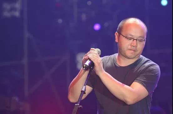 49岁窦唯和自己铁粉三婚俗掉了？这位“王菲前夫”从没成过仙啊！