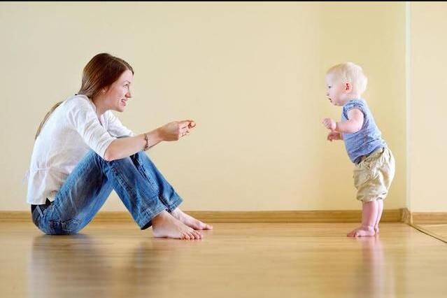 宝宝7个月就走路,担心以后O型腿?骨科医生教你3个方法自查