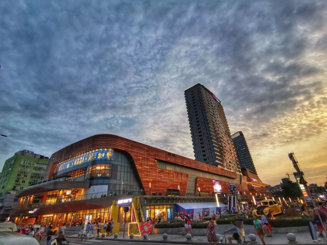 国庆单日客流量超38万，广州百信广场“热血”15年迎来消费新时代