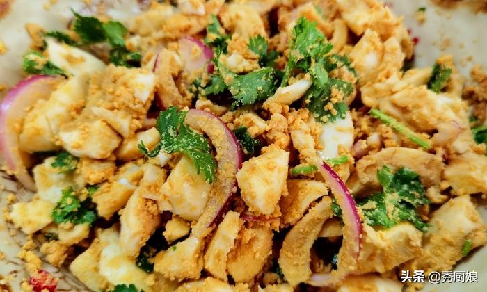 入夏后，少吃猪肉多吃鸡蛋，营养全面易消化，加酱油拌一拌，真香