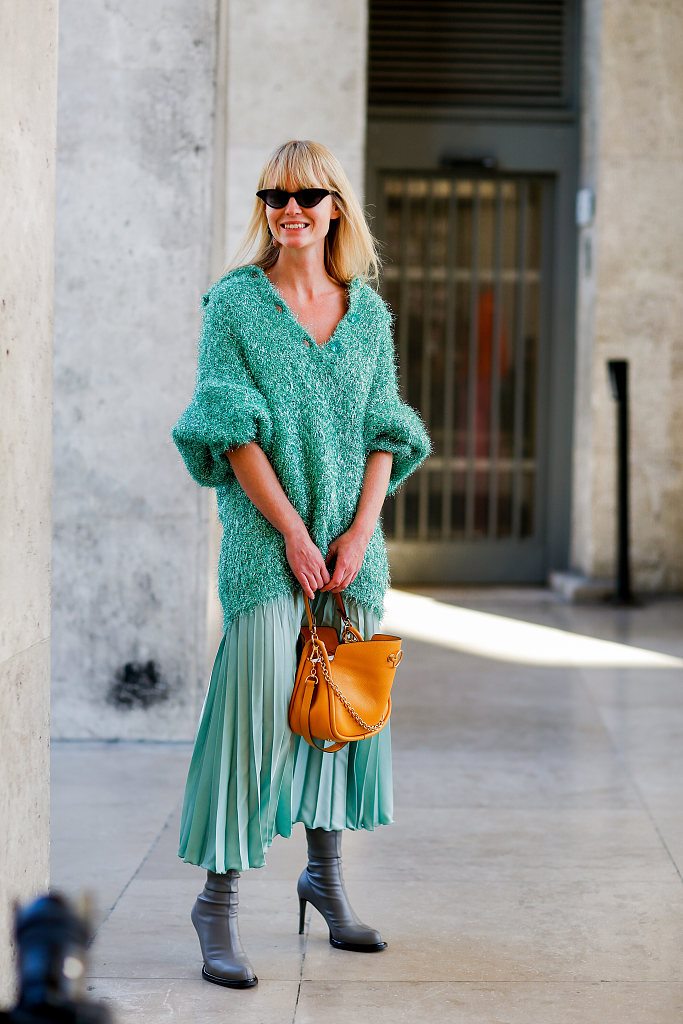 长款v领毛衣怎么穿内搭什么,秋冬季节v领毛衣的5个搭配技巧