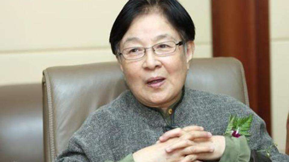 未婚先孕二嫁富豪，恩师偏心王菲说她傻，乐坛一姐那英经历了啥？