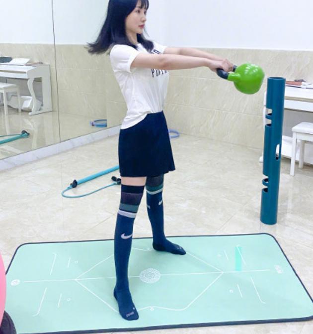 柳岩晒健身衣美照,39岁柳岩穿健身服出镜