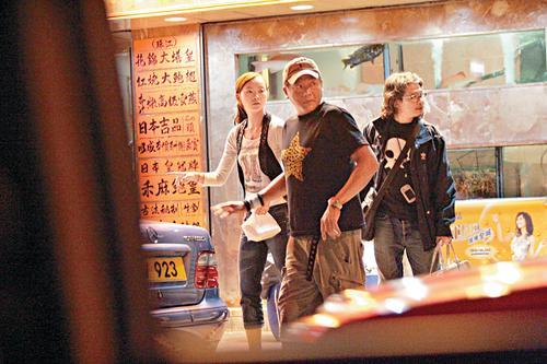 男星劈腿娶小20岁大学生，婚后却被多次出轨，网友：这就是报应