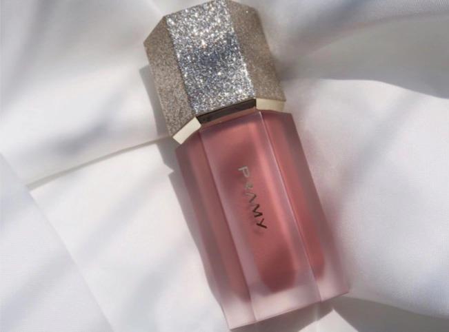 自然透粉的腮红,清冷感的裸色腮红