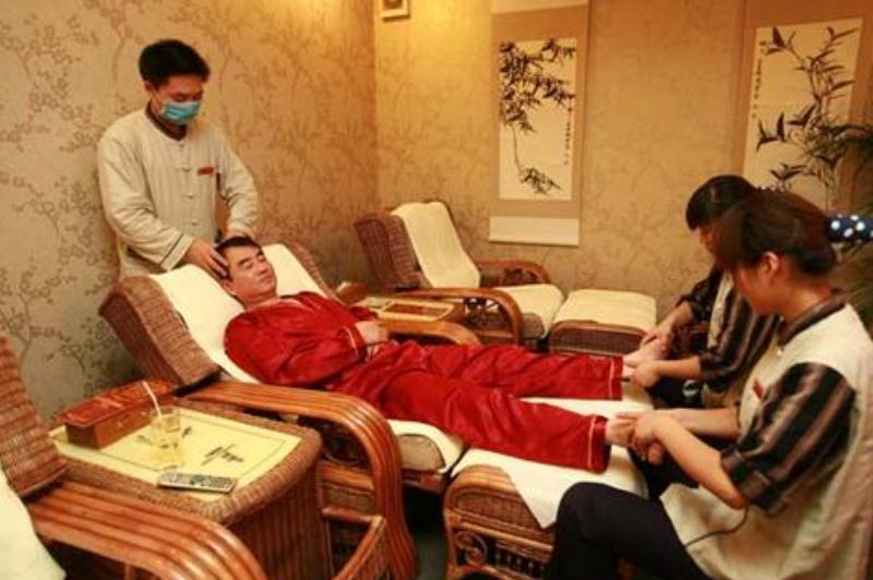 在中国3块钱买的，换个包装3万卖给中国人，中国的“冤大头”真多